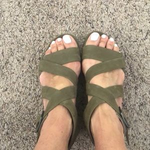 Eileen fisher 7.5 green suede platform sandals barely worn